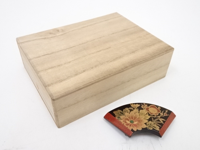 アンティーク着物 ] - 帯留 本鼈甲製 扇面型螺鈿金蒔絵花柄帯留（8g